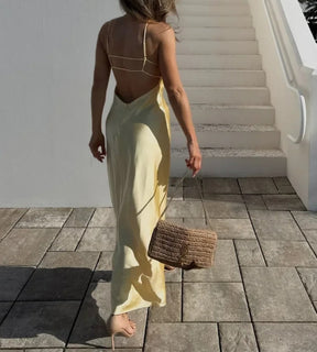 Vestido feminino acetinado amarelo com toque de seda e modelagem fluida
 de costas