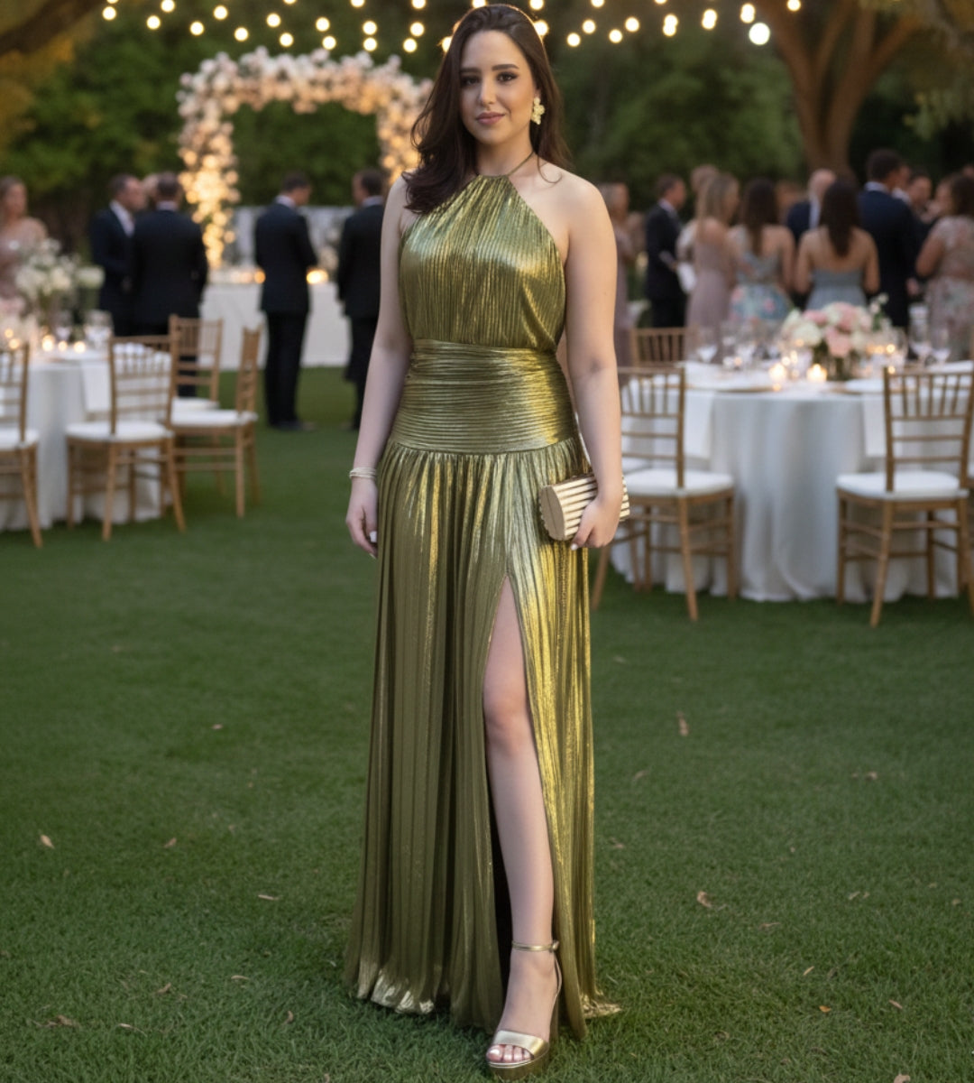 vestido feminino dourado gola halter elegante