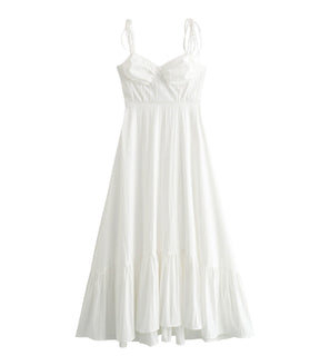 vestido feminino branco com silhueta plissada
