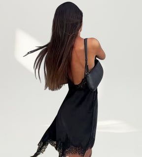 Slip dress feminino curto em cetim com decote em V e renda detalhes costas