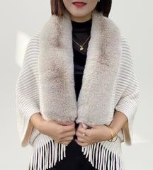  xale feminino bege em tricô com gola de pele sintética e franjas elegantes ideal para looks sofisticados de inverno