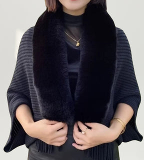 Xale feminino preto em tricô com gola de pele sintética e design elegante ideal para looks noturnos sofisticados