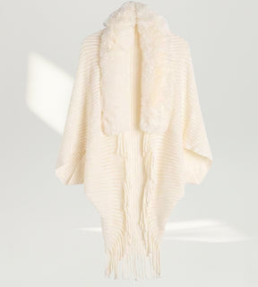 Xale feminino em tricô branco com gola de pele Saint Moritz em fundo branco para catálogo